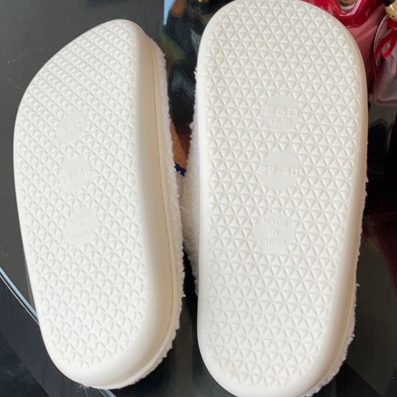 😄😄Smiley Face Slippers😃😃 PERFECT PRESENT - Picture 2 of 2